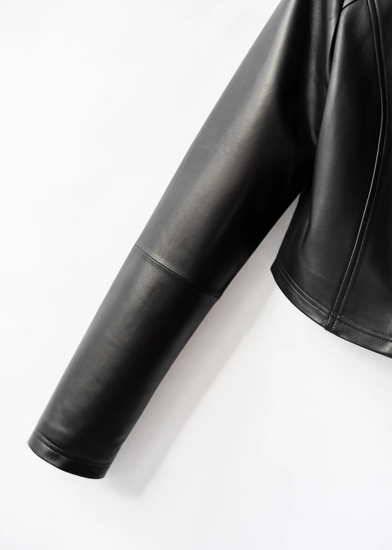 Short leather jacket