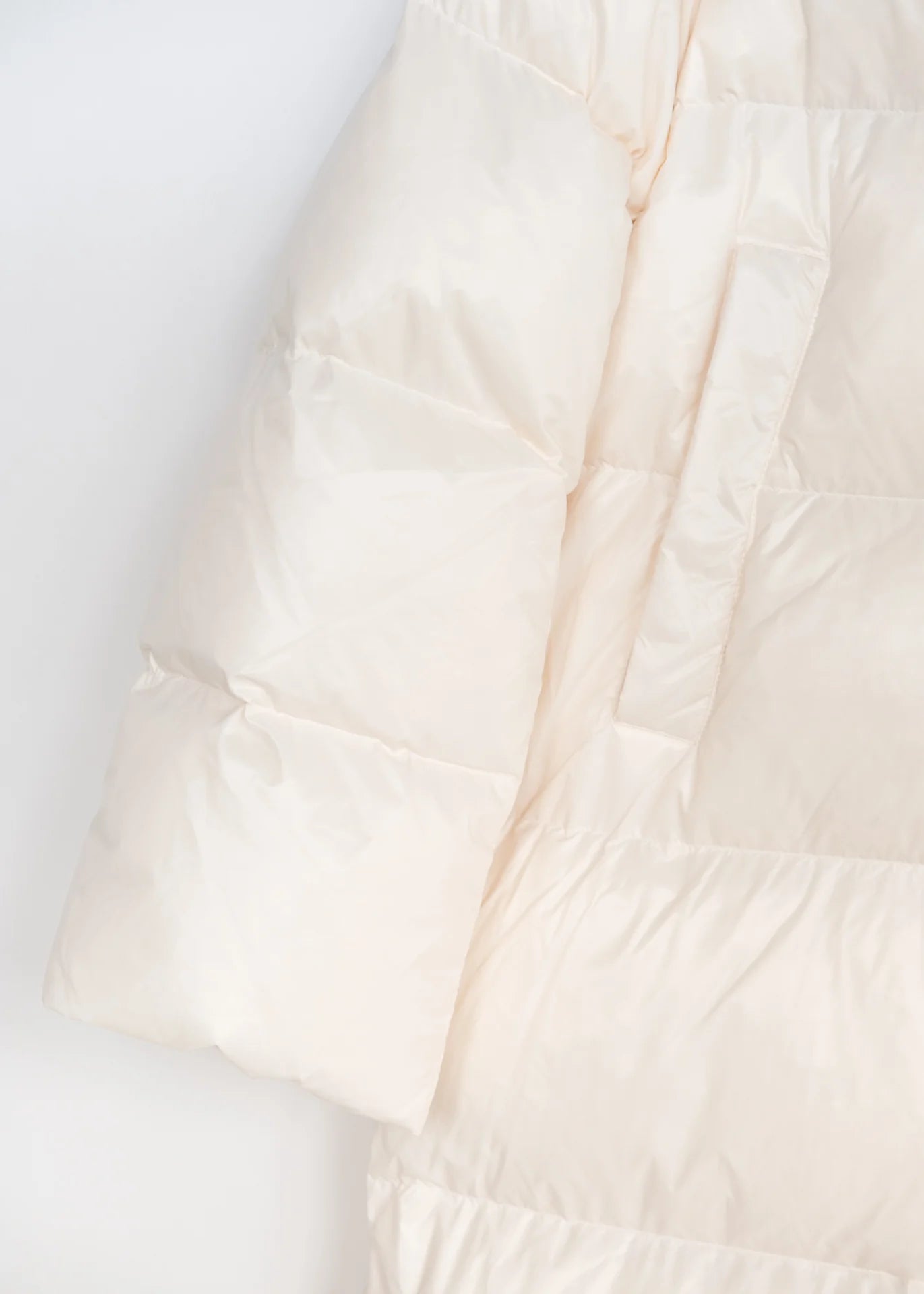 Langer Daunenmantel mit Kapuze