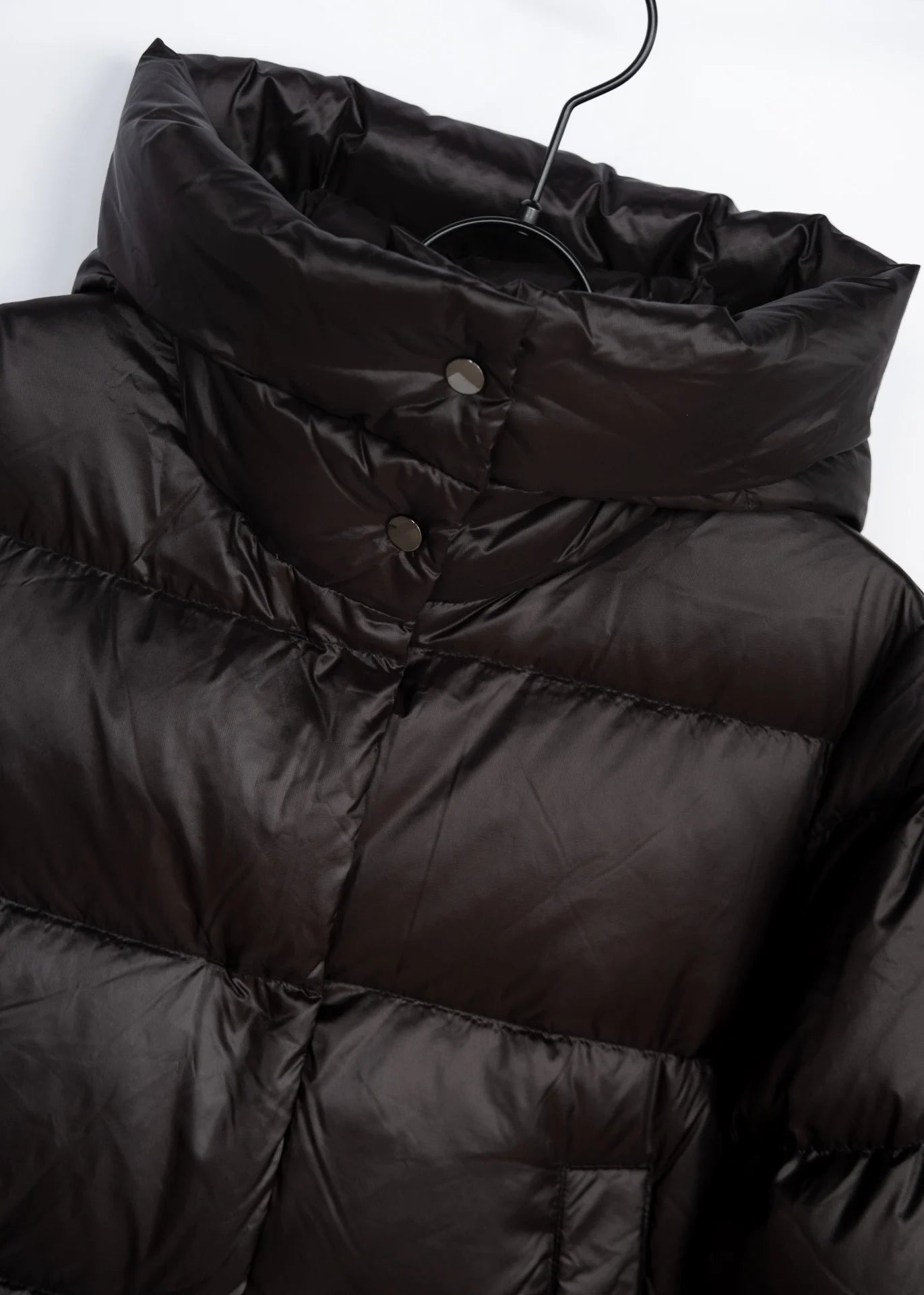 Langer Daunenmantel mit Kapuze