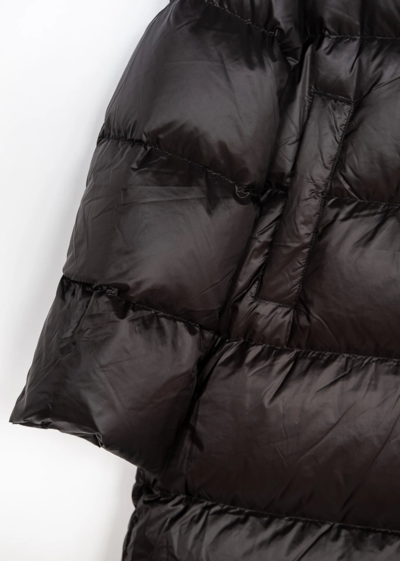 Langer Daunenmantel mit Kapuze