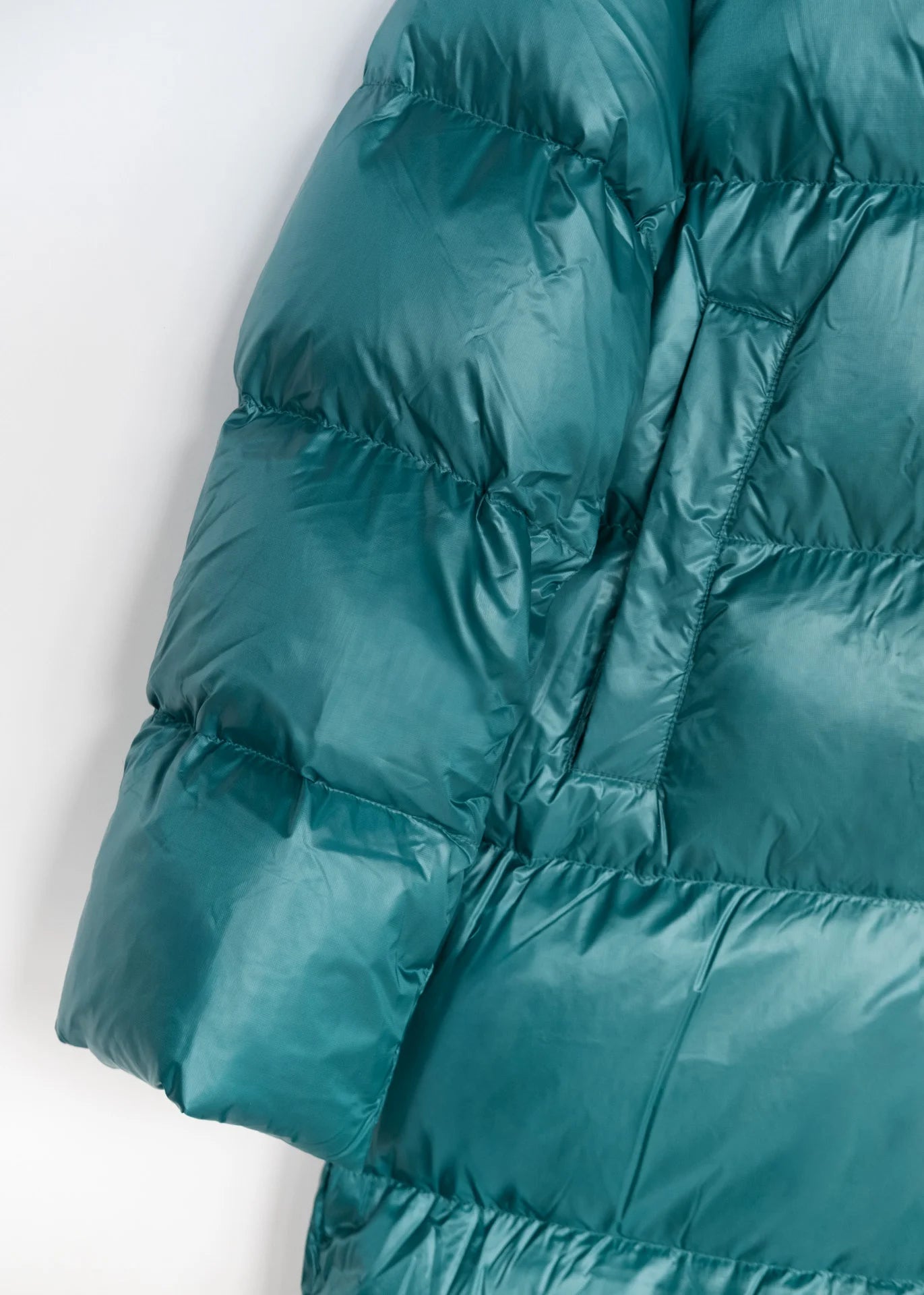 Langer Daunenmantel mit Kapuze