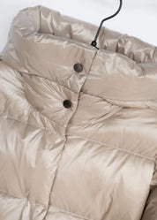 Langer Daunenmantel mit Kapuze