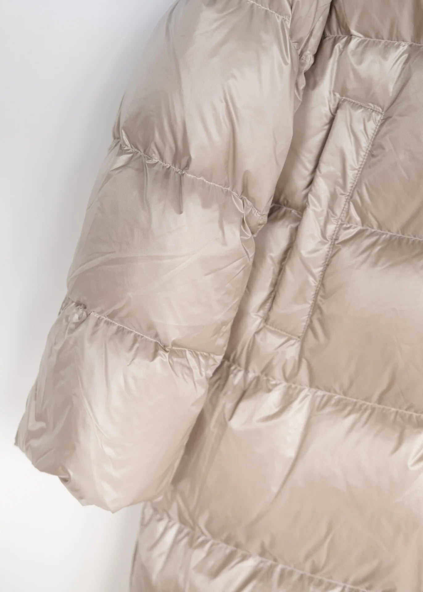 Langer Daunenmantel mit Kapuze