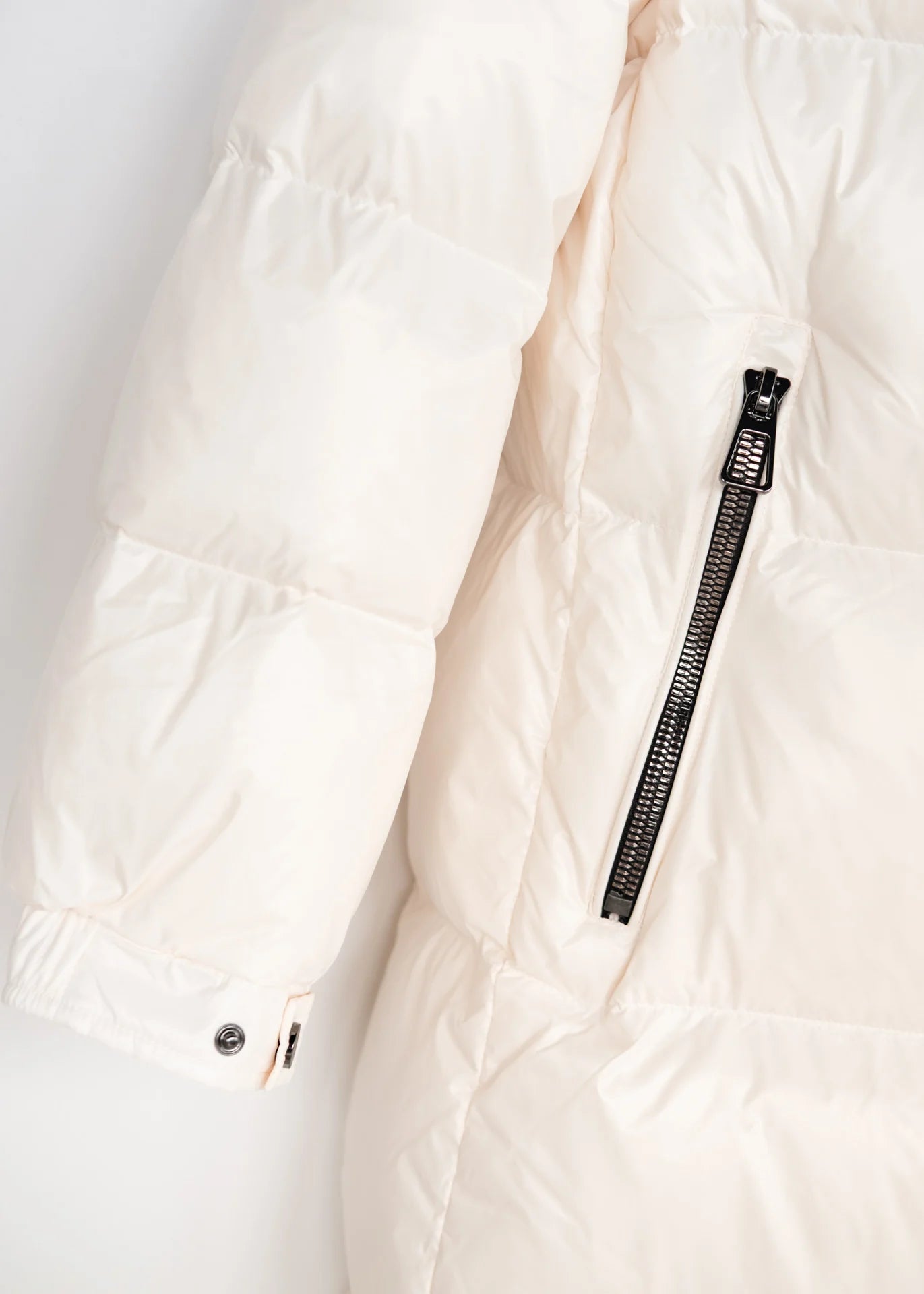 Langer Daunenmantel mit Kapuze