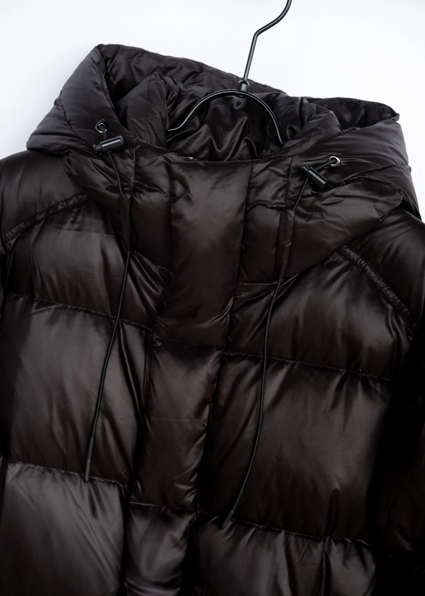 Langer Daunenmantel mit Kapuze