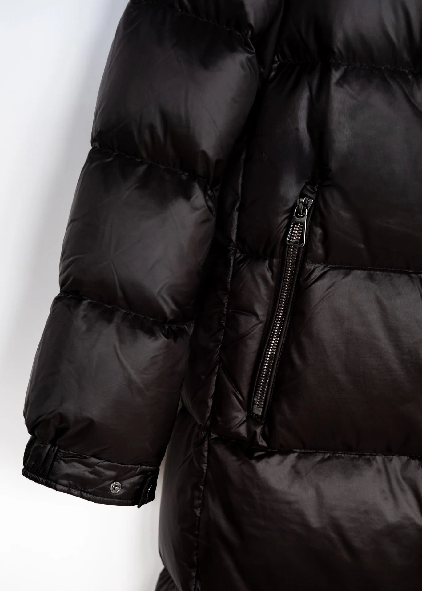 Langer Daunenmantel mit Kapuze