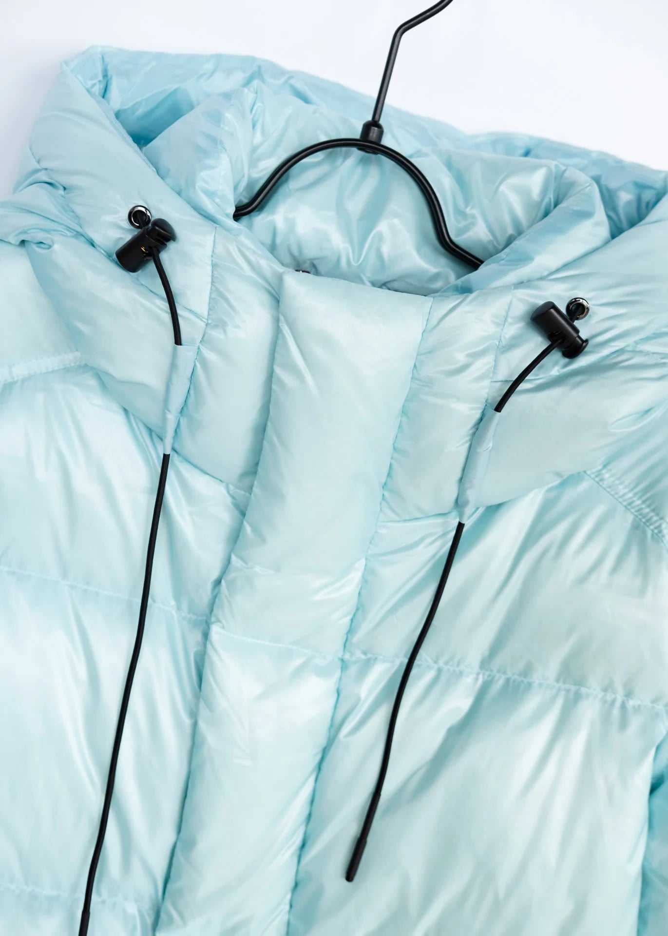 Langer Daunenmantel mit Kapuze