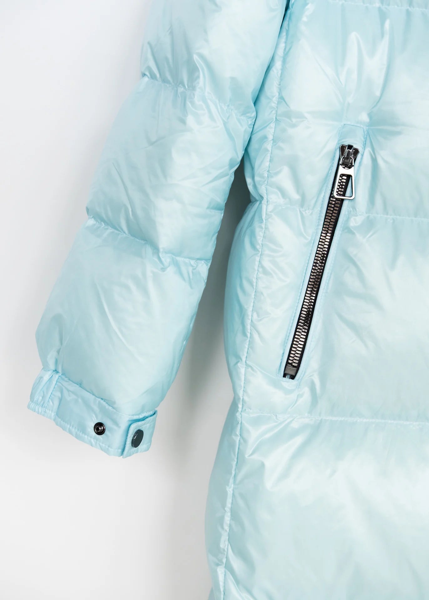 Langer Daunenmantel mit Kapuze