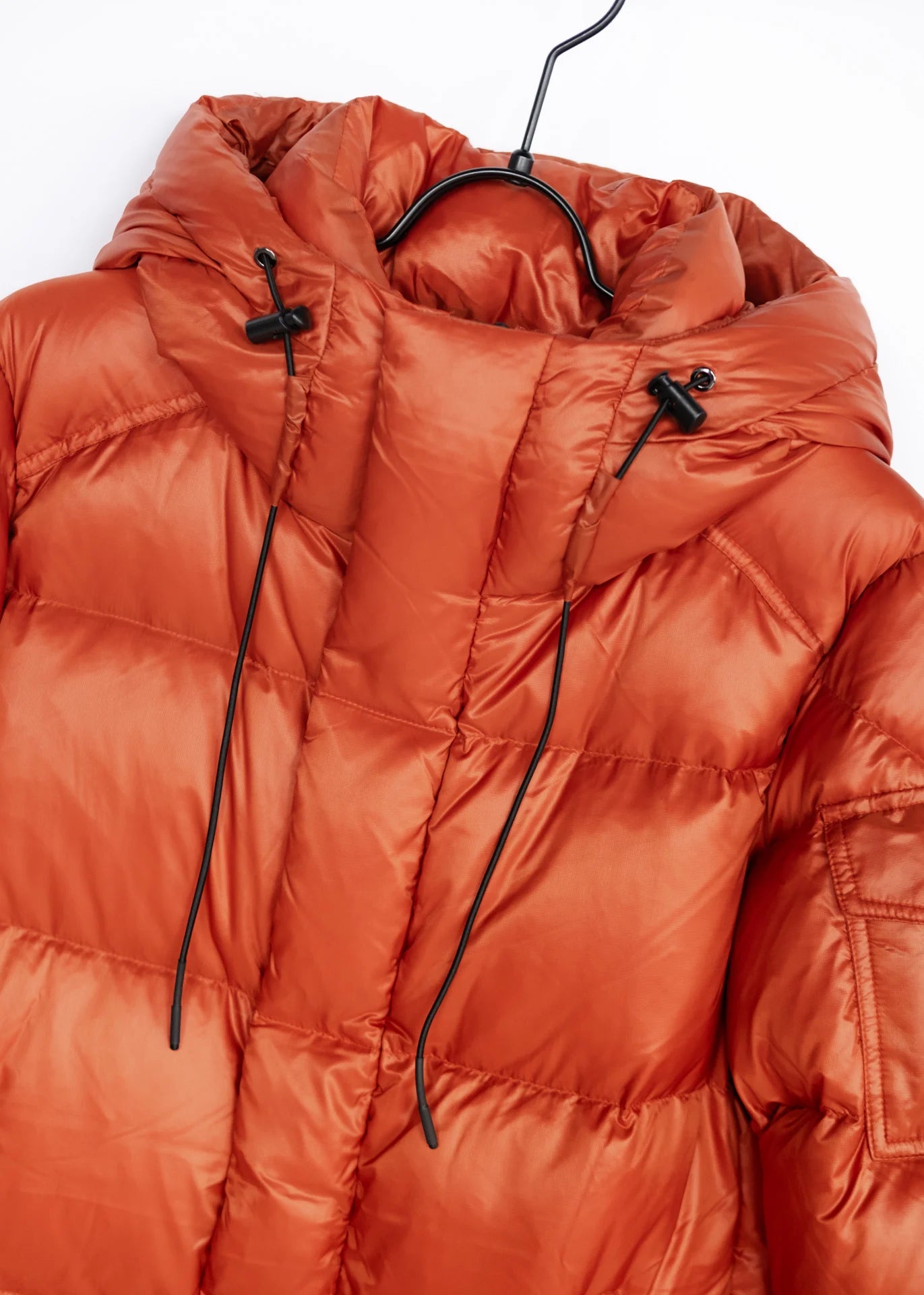 Langer Daunenmantel mit Kapuze