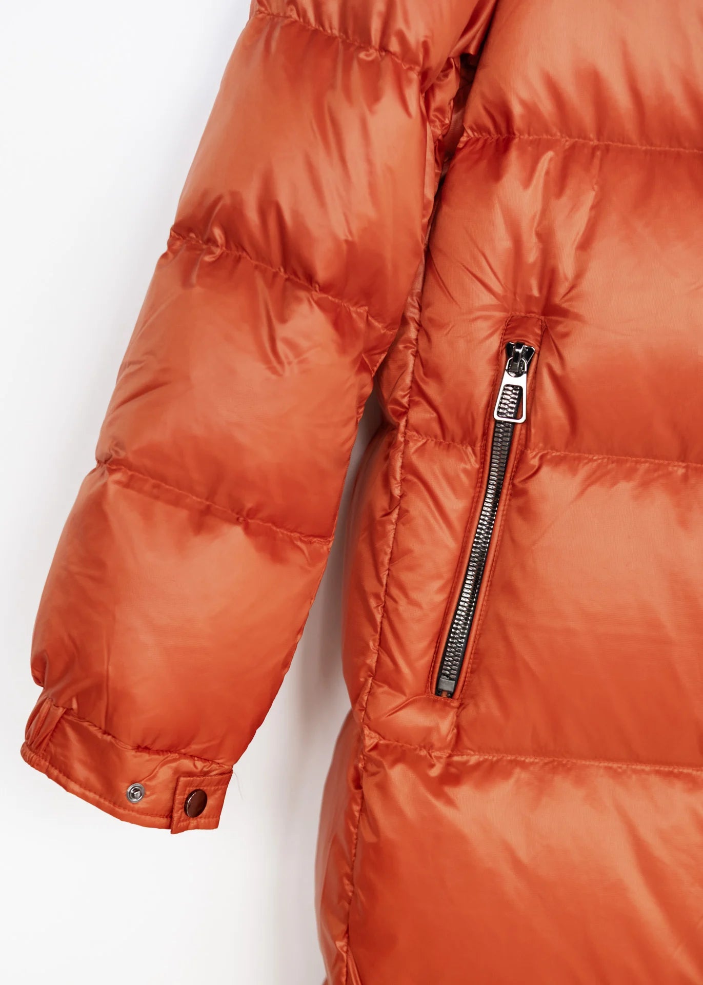 Langer Daunenmantel mit Kapuze