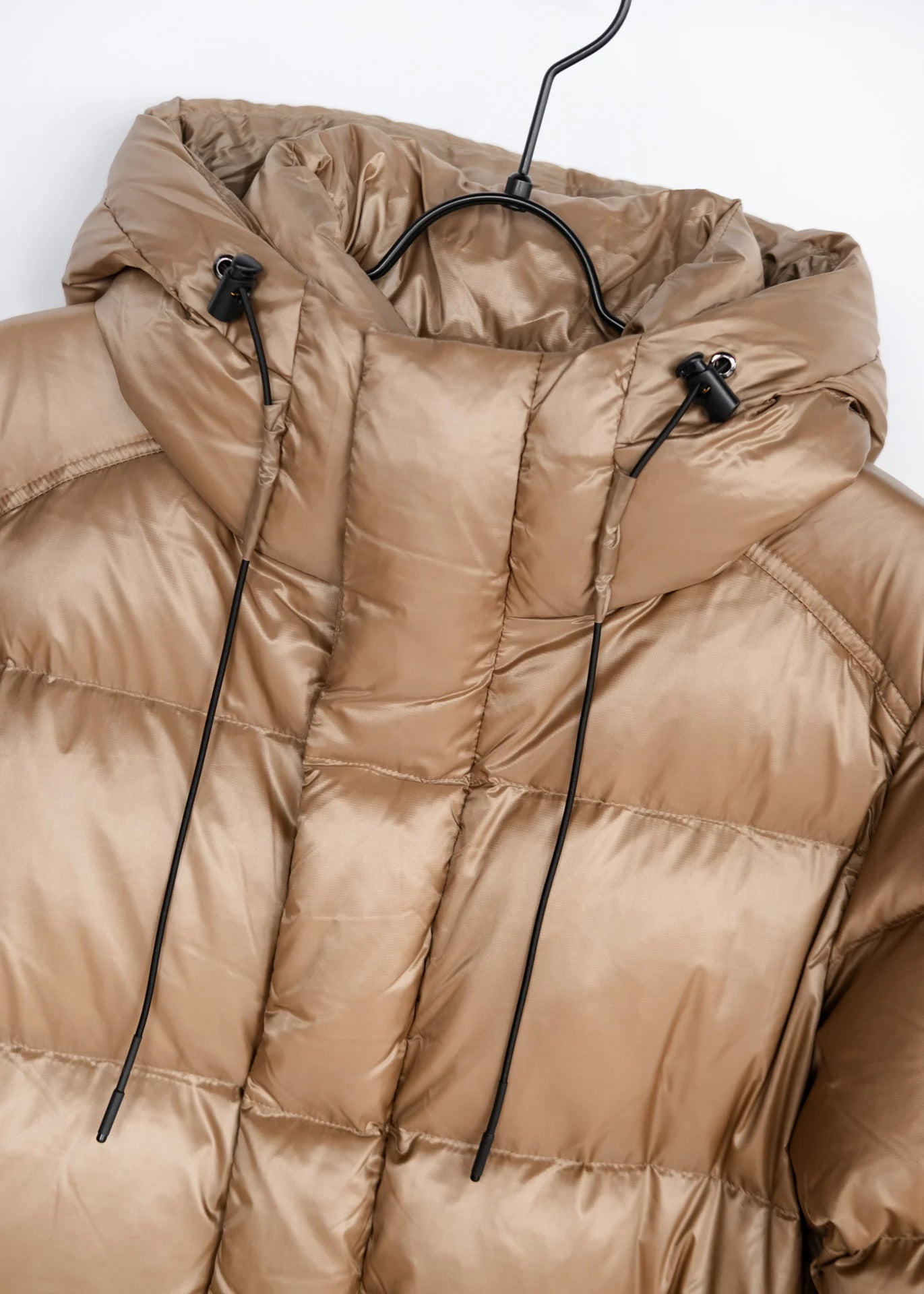 Langer Daunenmantel mit Kapuze