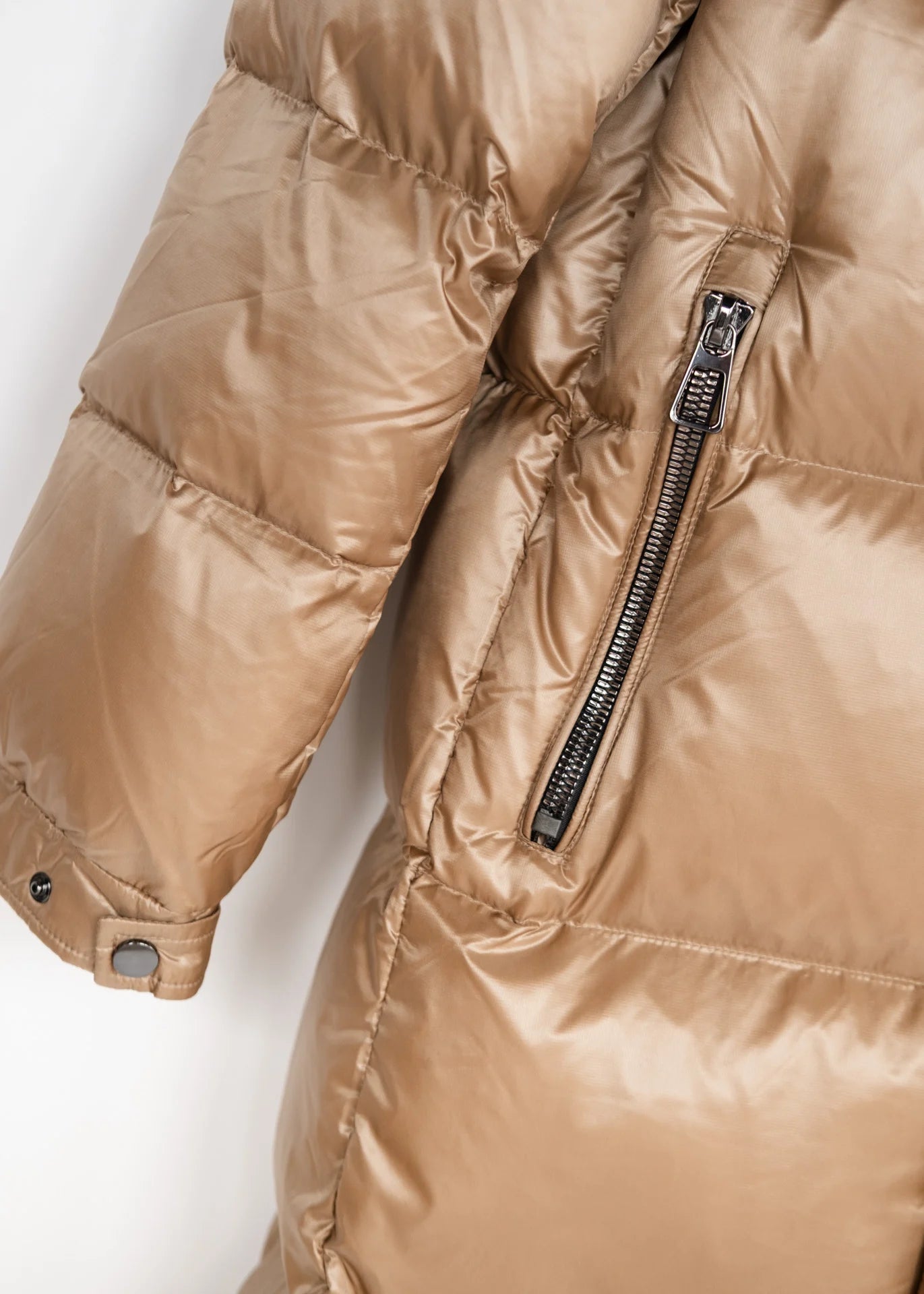 Langer Daunenmantel mit Kapuze