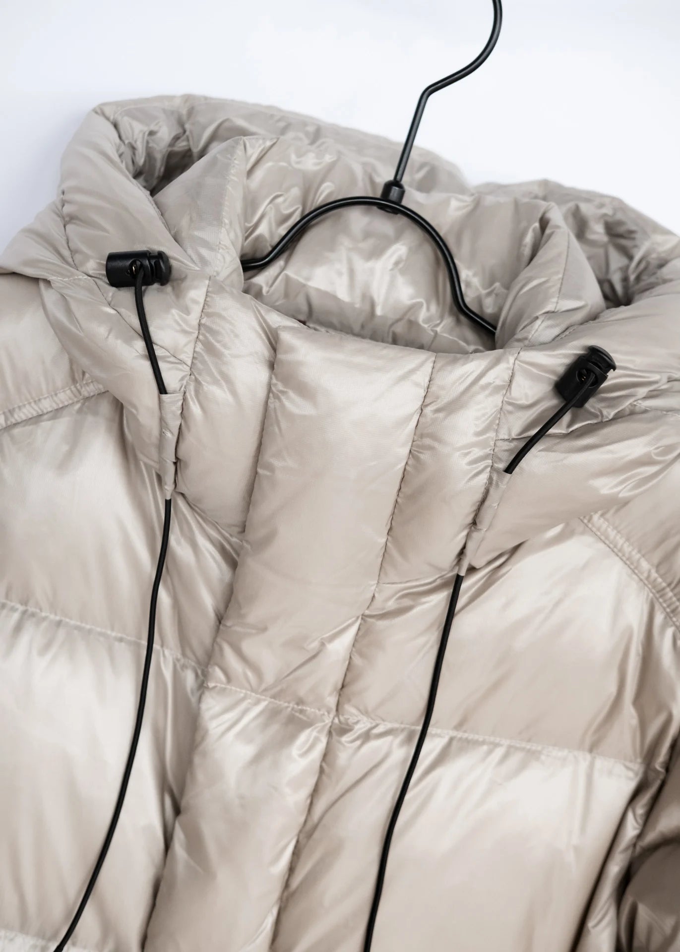 Langer Daunenmantel mit Kapuze