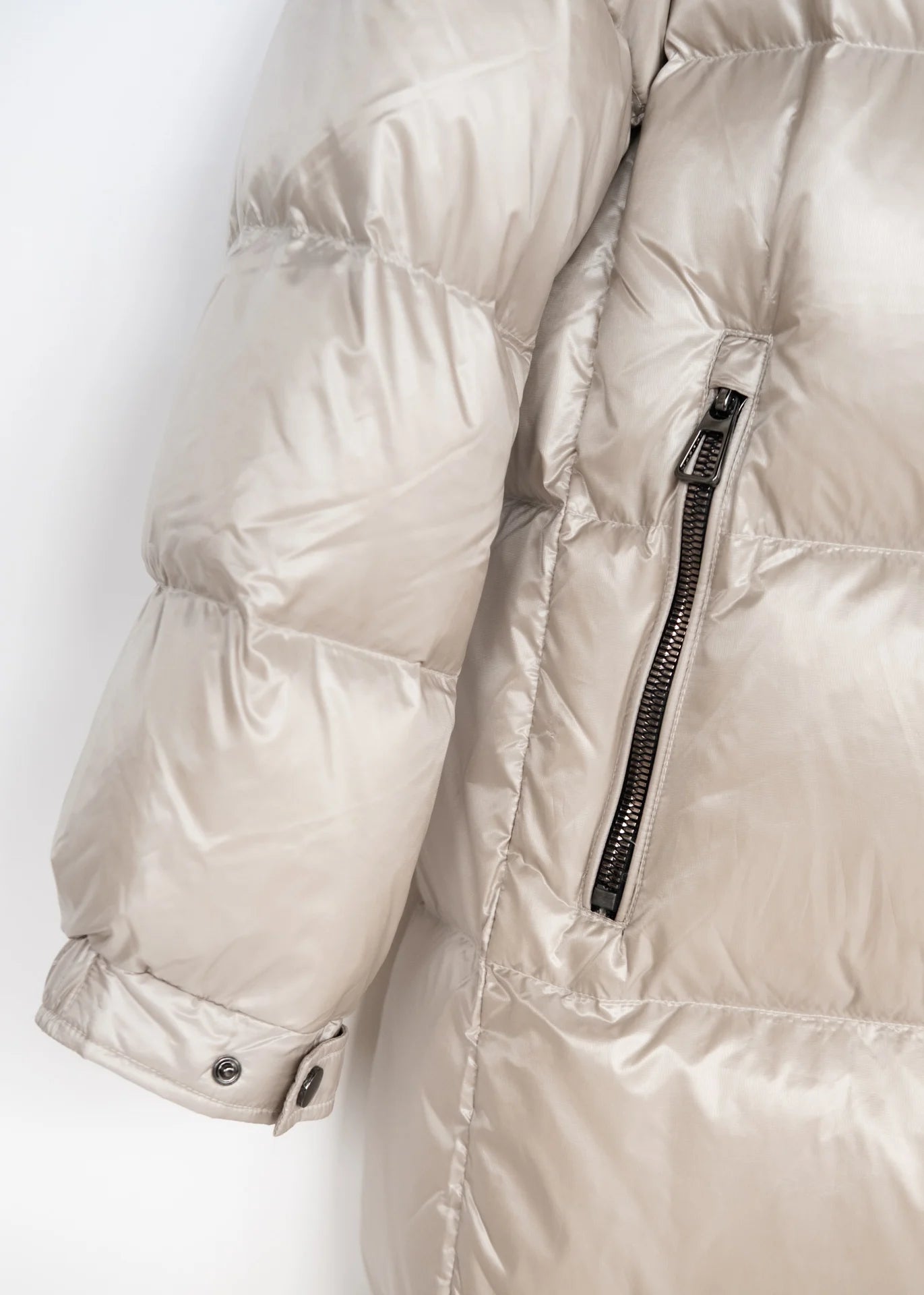 Langer Daunenmantel mit Kapuze