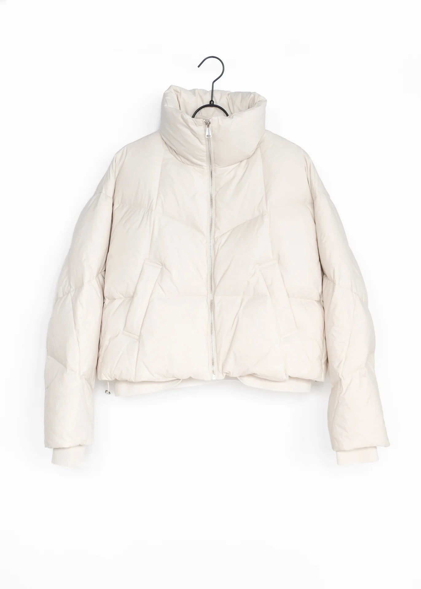 Kurze Daunenjacke mit hohem Kragen