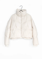 Kurze Daunenjacke mit hohem Kragen