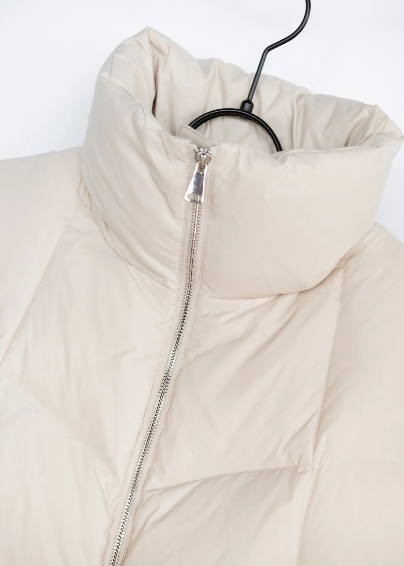 Kurze Daunenjacke mit hohem Kragen