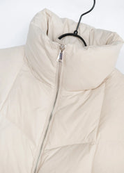 Kurze Daunenjacke mit hohem Kragen