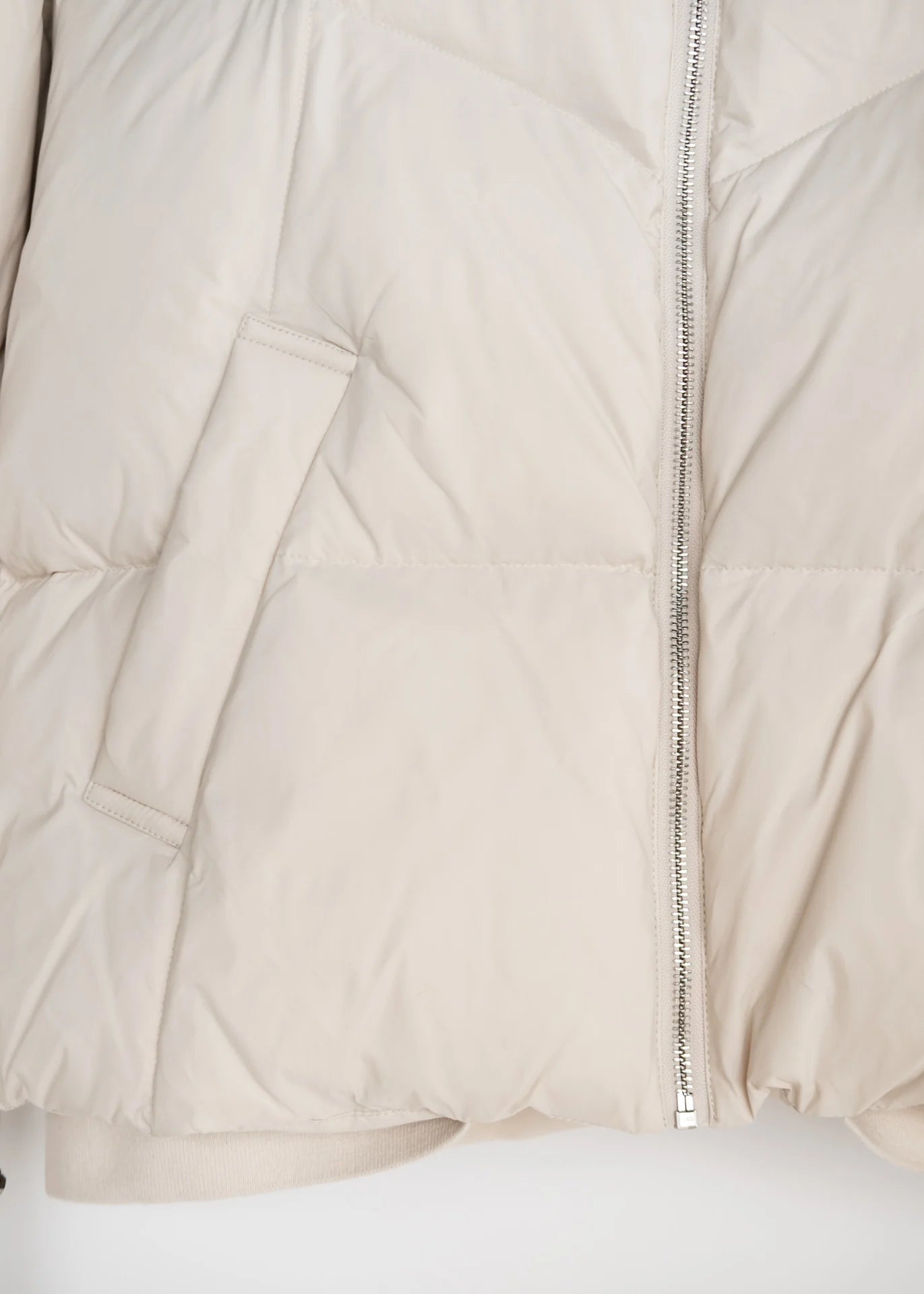 Kurze Daunenjacke mit hohem Kragen