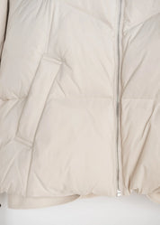 Kurze Daunenjacke mit hohem Kragen