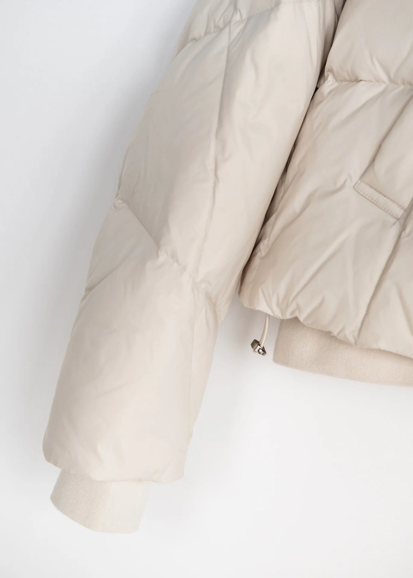 Kurze Daunenjacke mit hohem Kragen