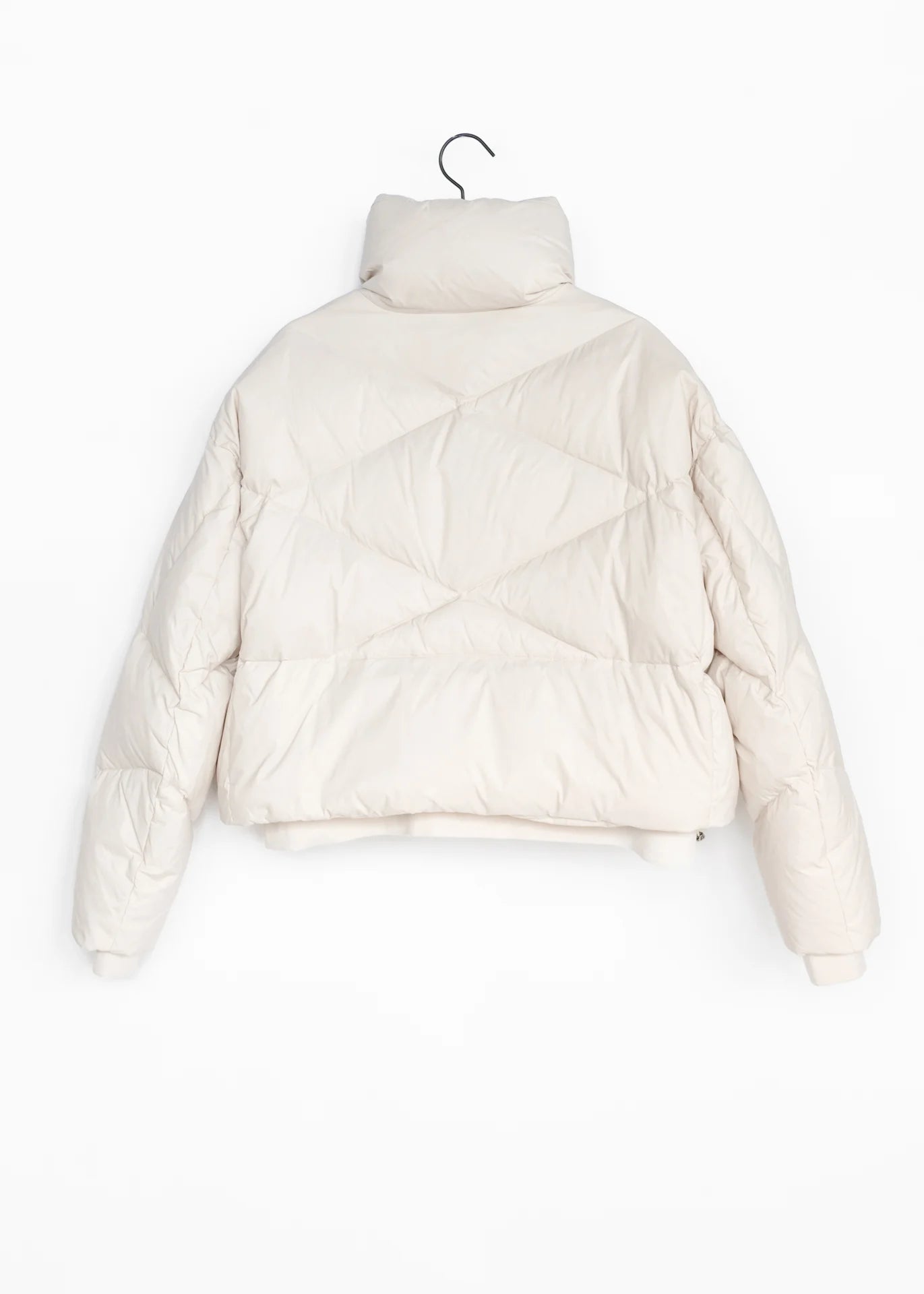 Kurze Daunenjacke mit hohem Kragen