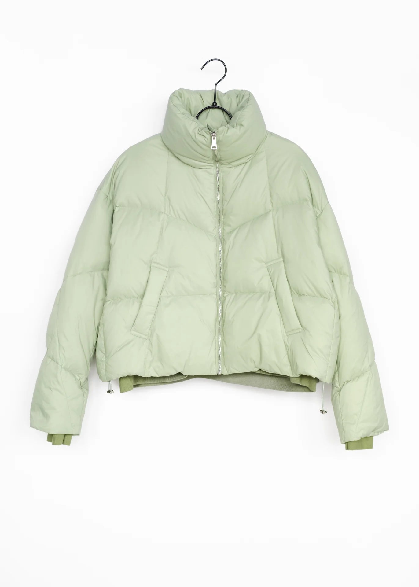 Kurze Daunenjacke mit hohem Kragen