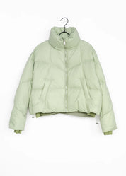 Kurze Daunenjacke mit hohem Kragen