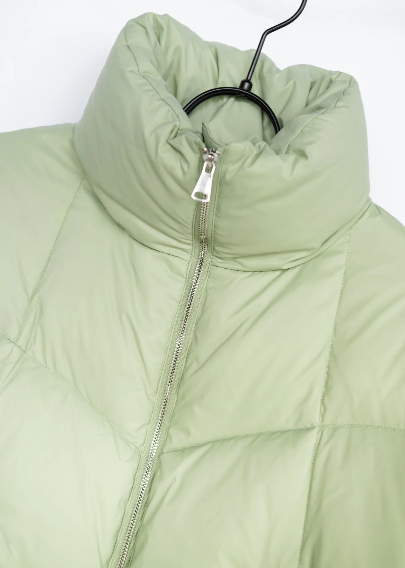 Kurze Daunenjacke mit hohem Kragen