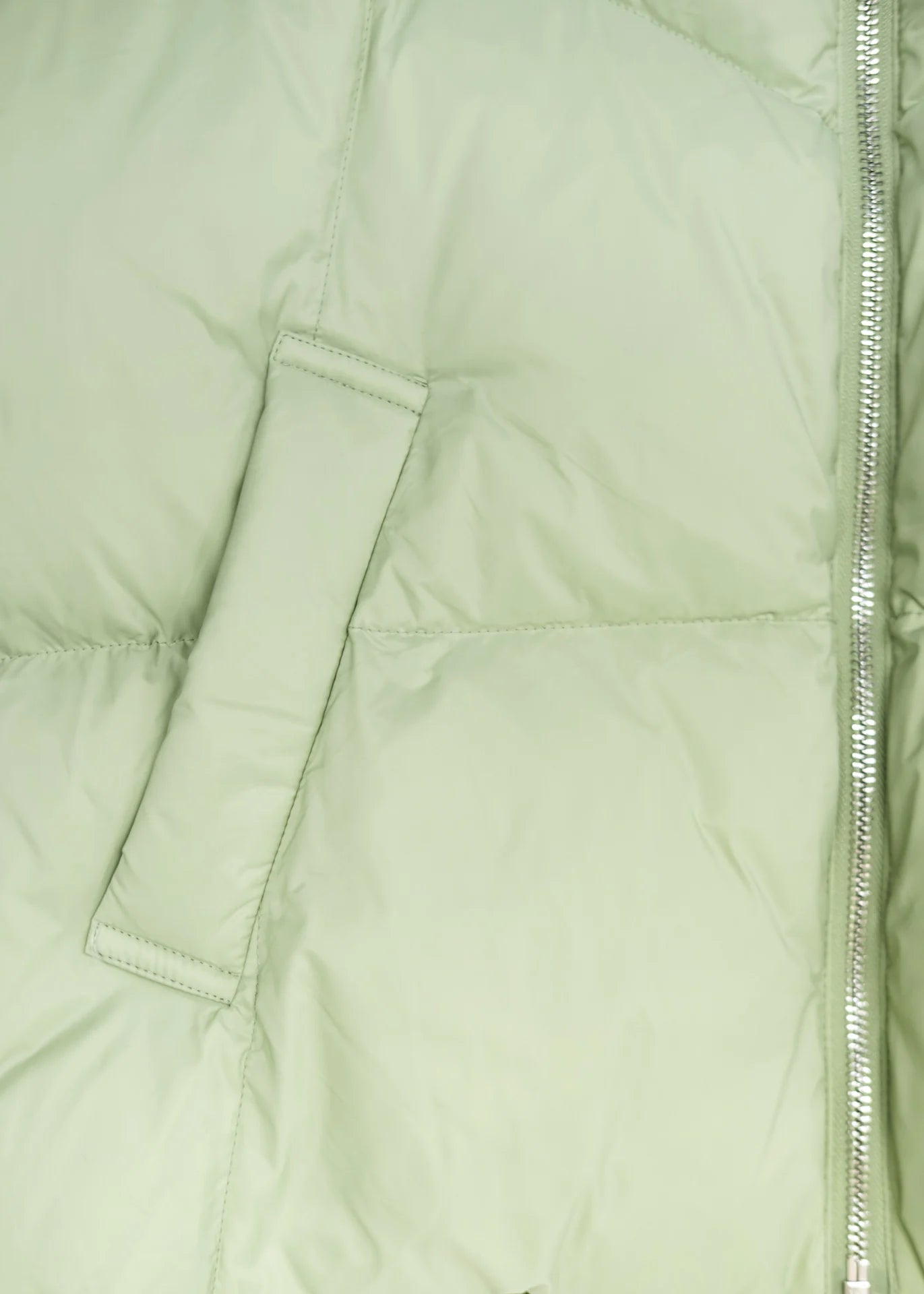 Kurze Daunenjacke mit hohem Kragen