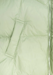 Kurze Daunenjacke mit hohem Kragen