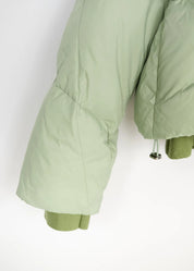 Kurze Daunenjacke mit hohem Kragen