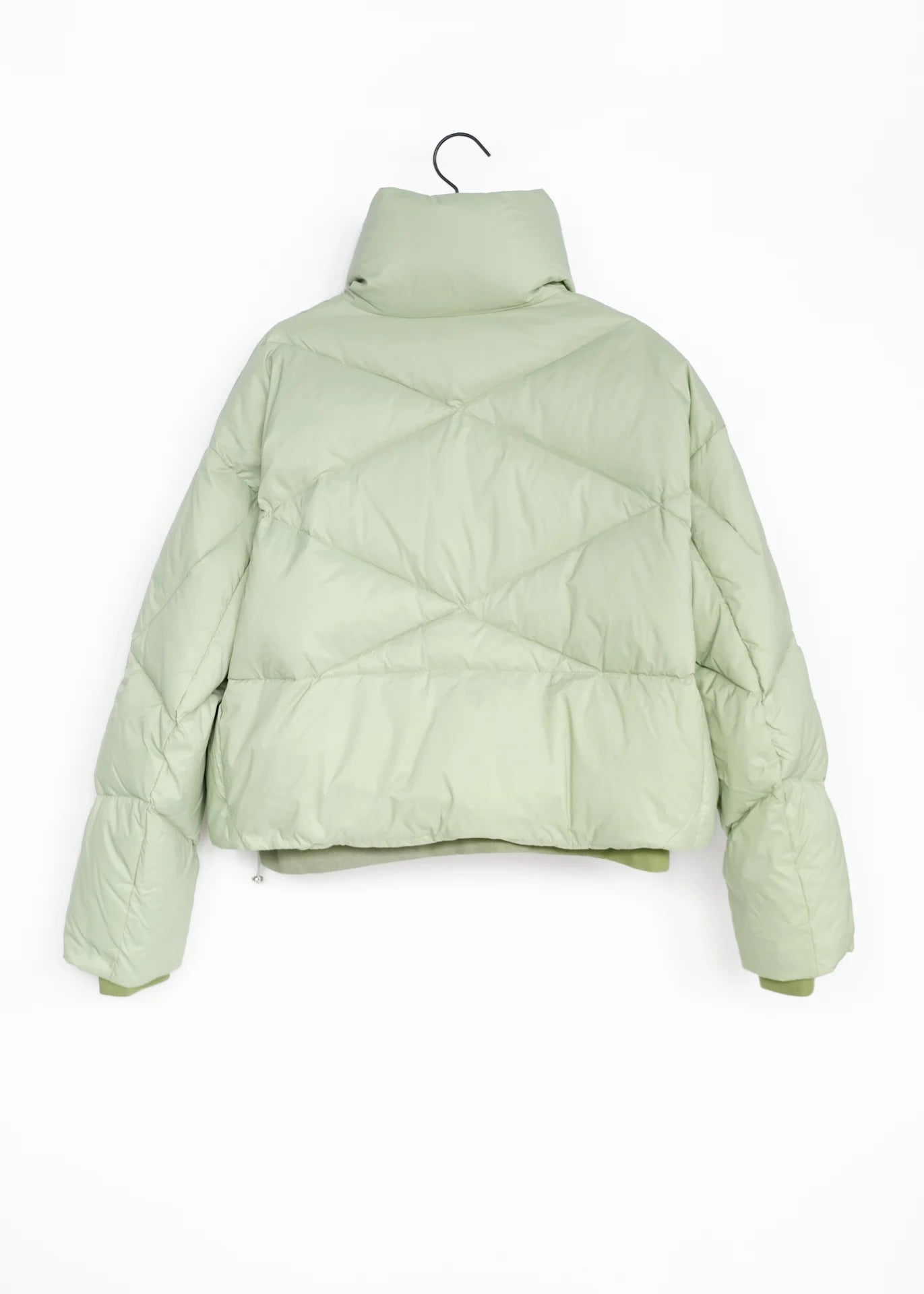 Kurze Daunenjacke mit hohem Kragen