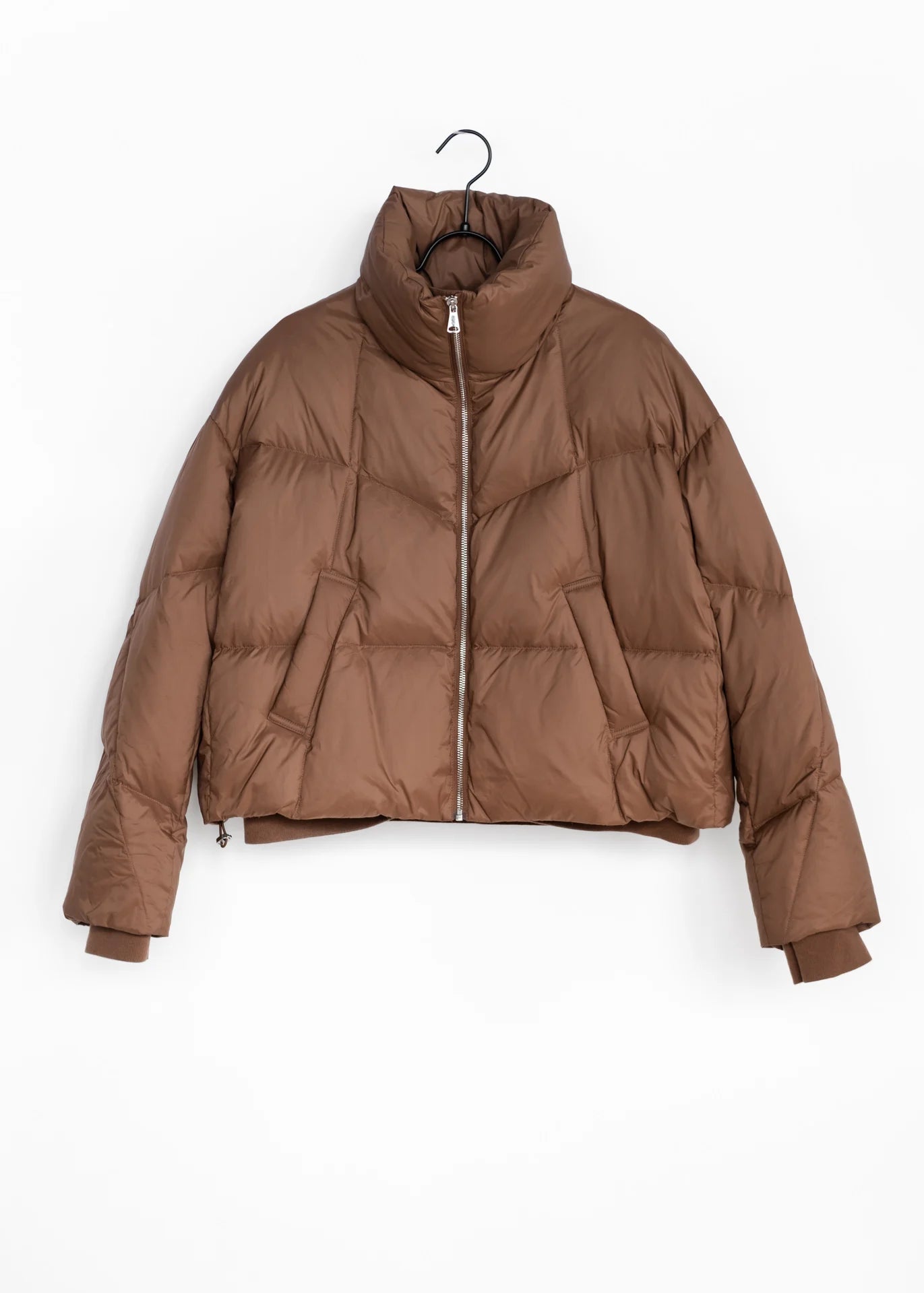 Kurze Daunenjacke mit hohem Kragen