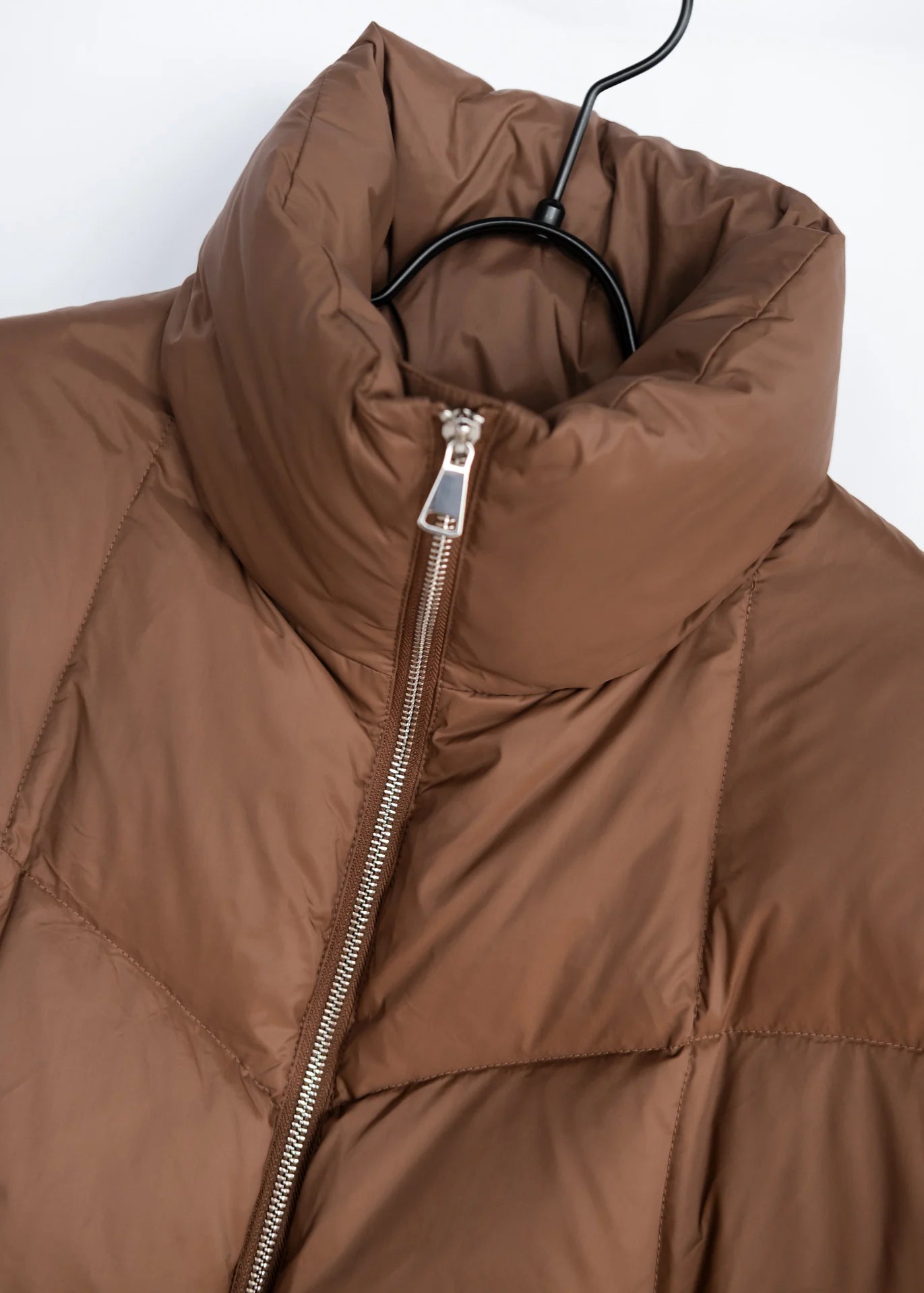 Kurze Daunenjacke mit hohem Kragen