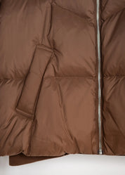 Kurze Daunenjacke mit hohem Kragen