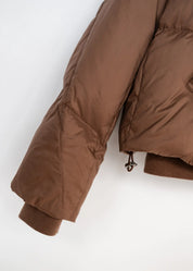 Kurze Daunenjacke mit hohem Kragen