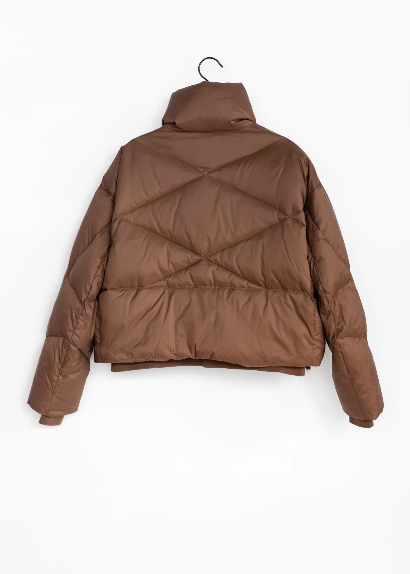 Kurze Daunenjacke mit hohem Kragen