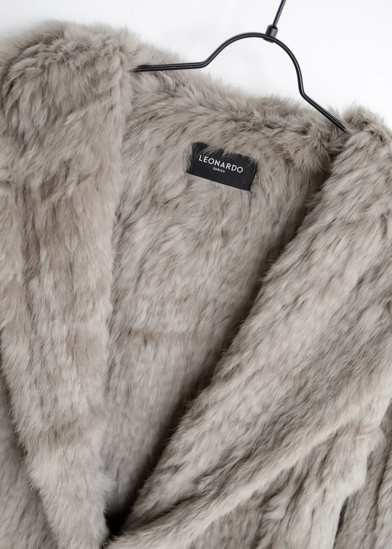 Ärmelloser Mantel aus Kaninchenfell