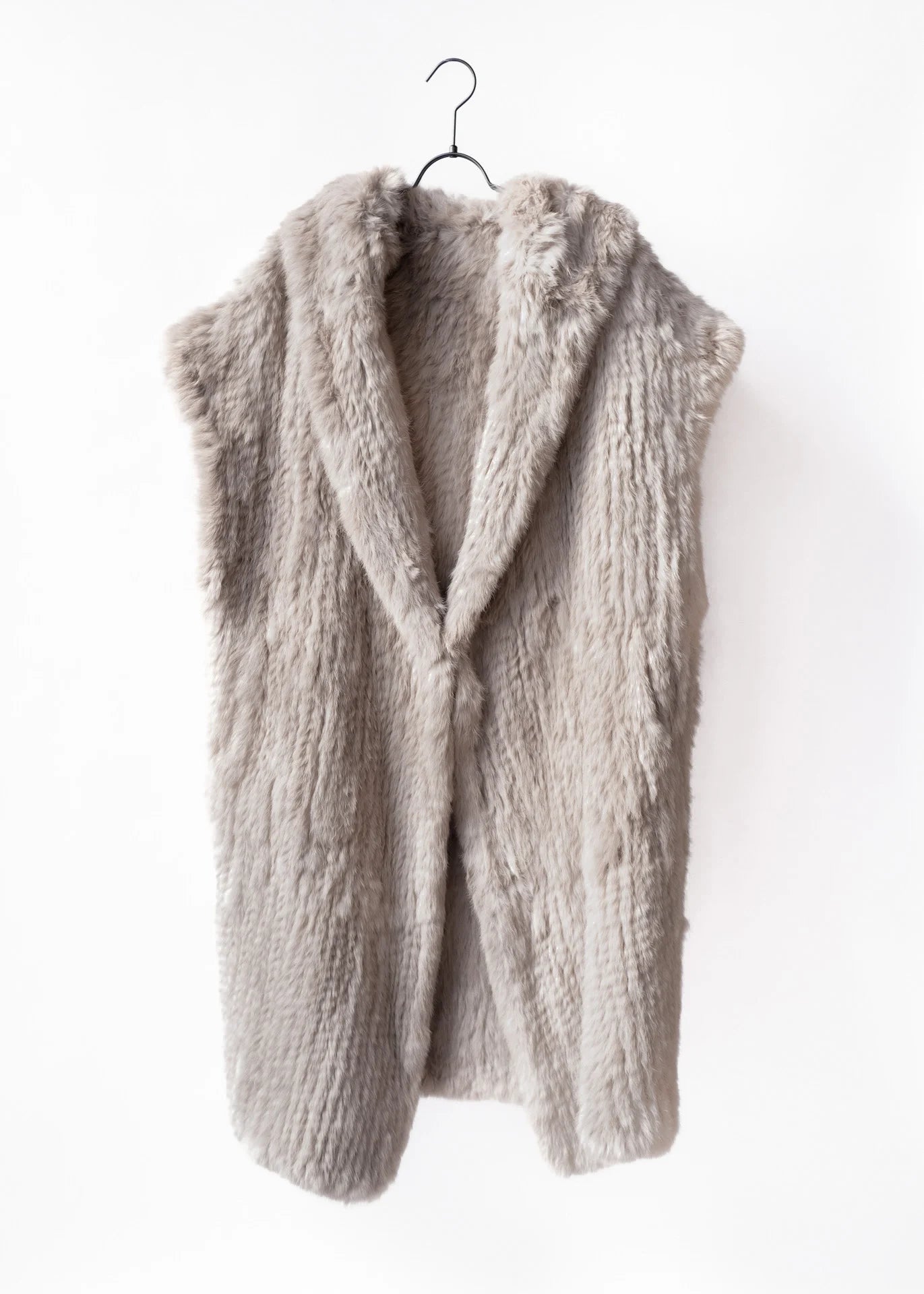 Ärmelloser Mantel aus Kaninchenfell