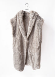 Ärmelloser Mantel aus Kaninchenfell