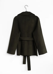 Wolljacke mit Bindegürtel