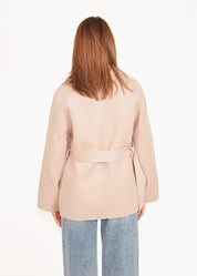 Wolljacke mit Bindegürtel