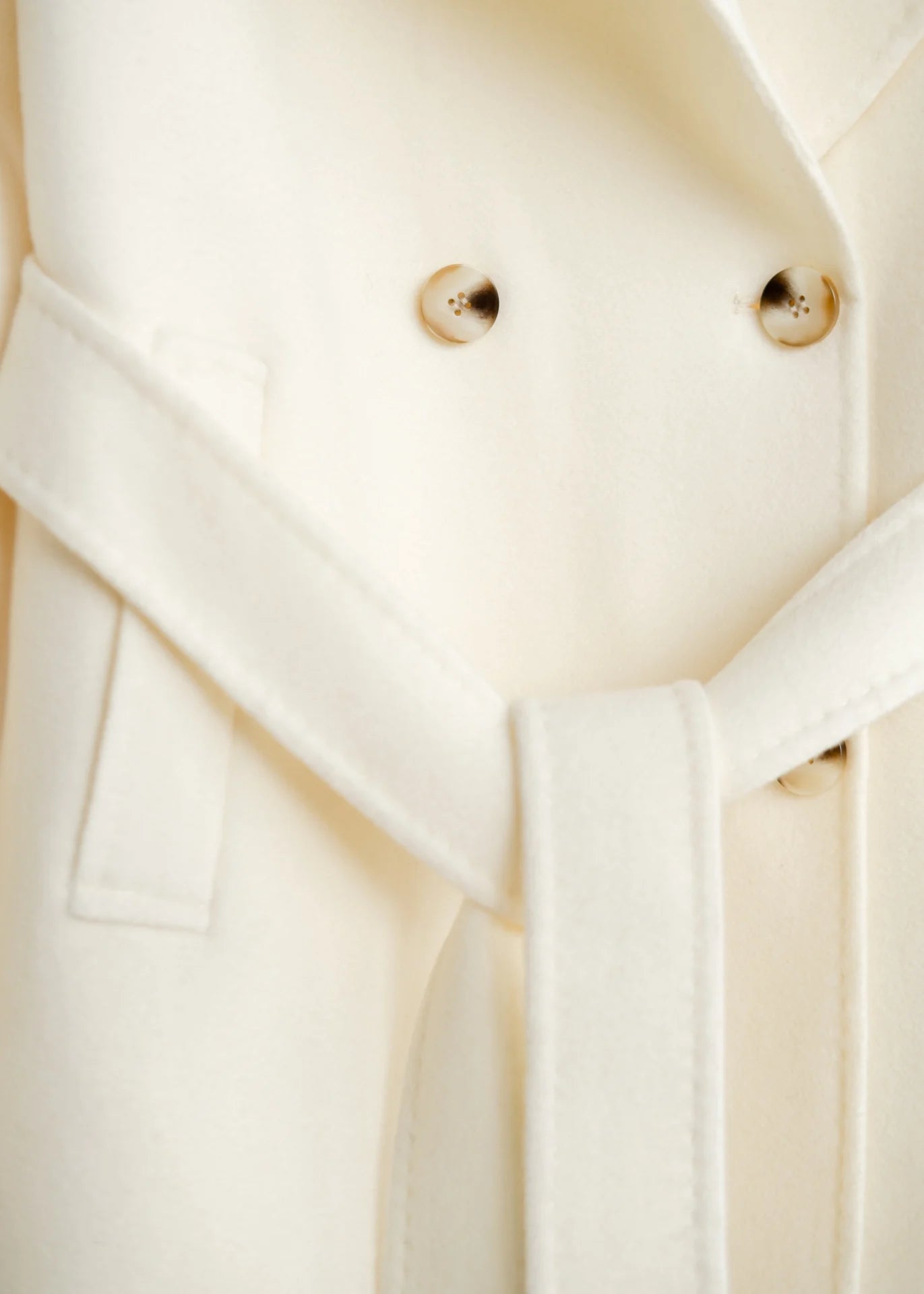 Wolljacke mit Bindegürtel