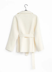 Wolljacke mit Bindegürtel