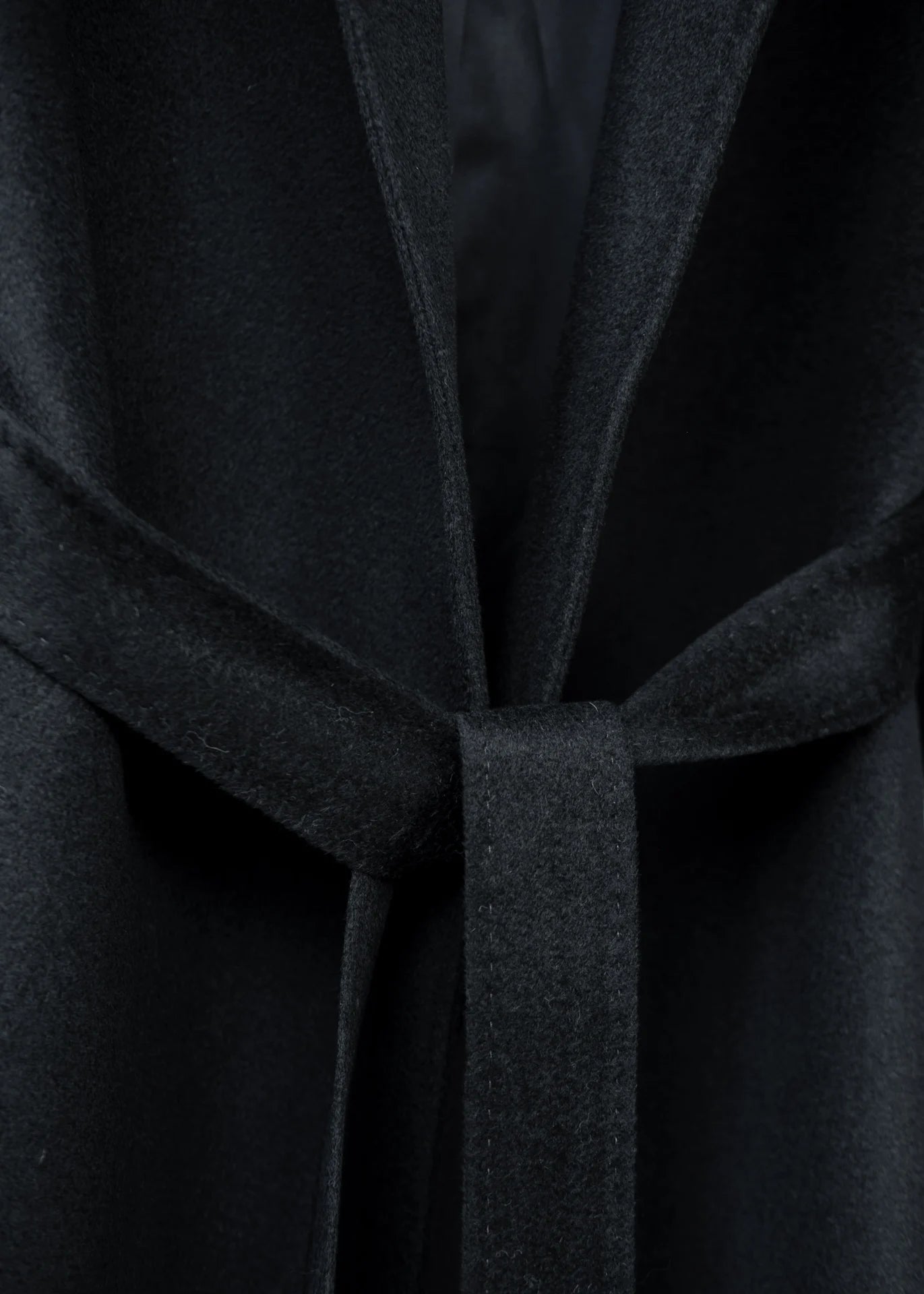 Langer Wollmantel mit Gürtel