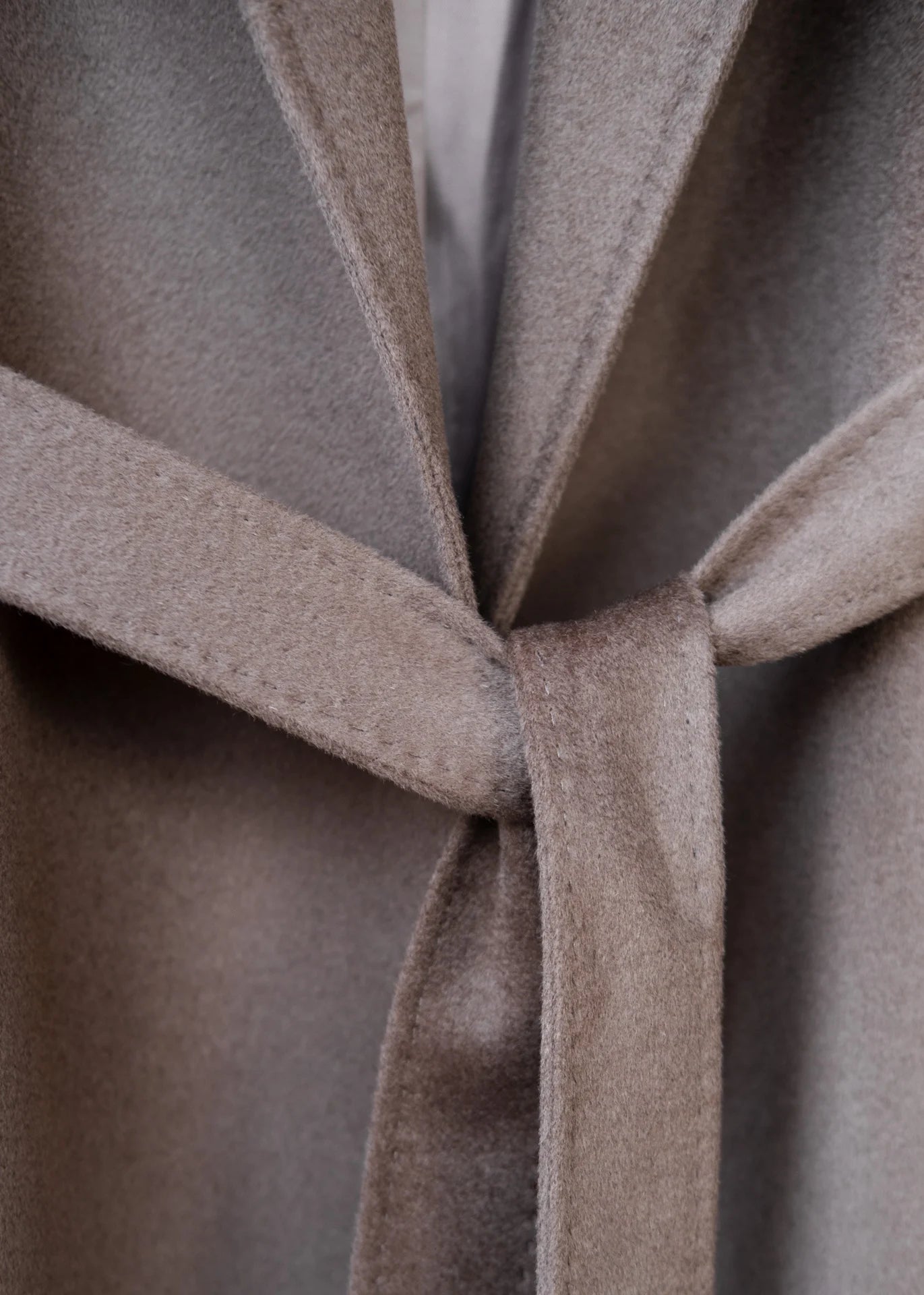 Langer Wollmantel mit Gürtel