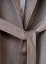 Langer Wollmantel mit Gürtel