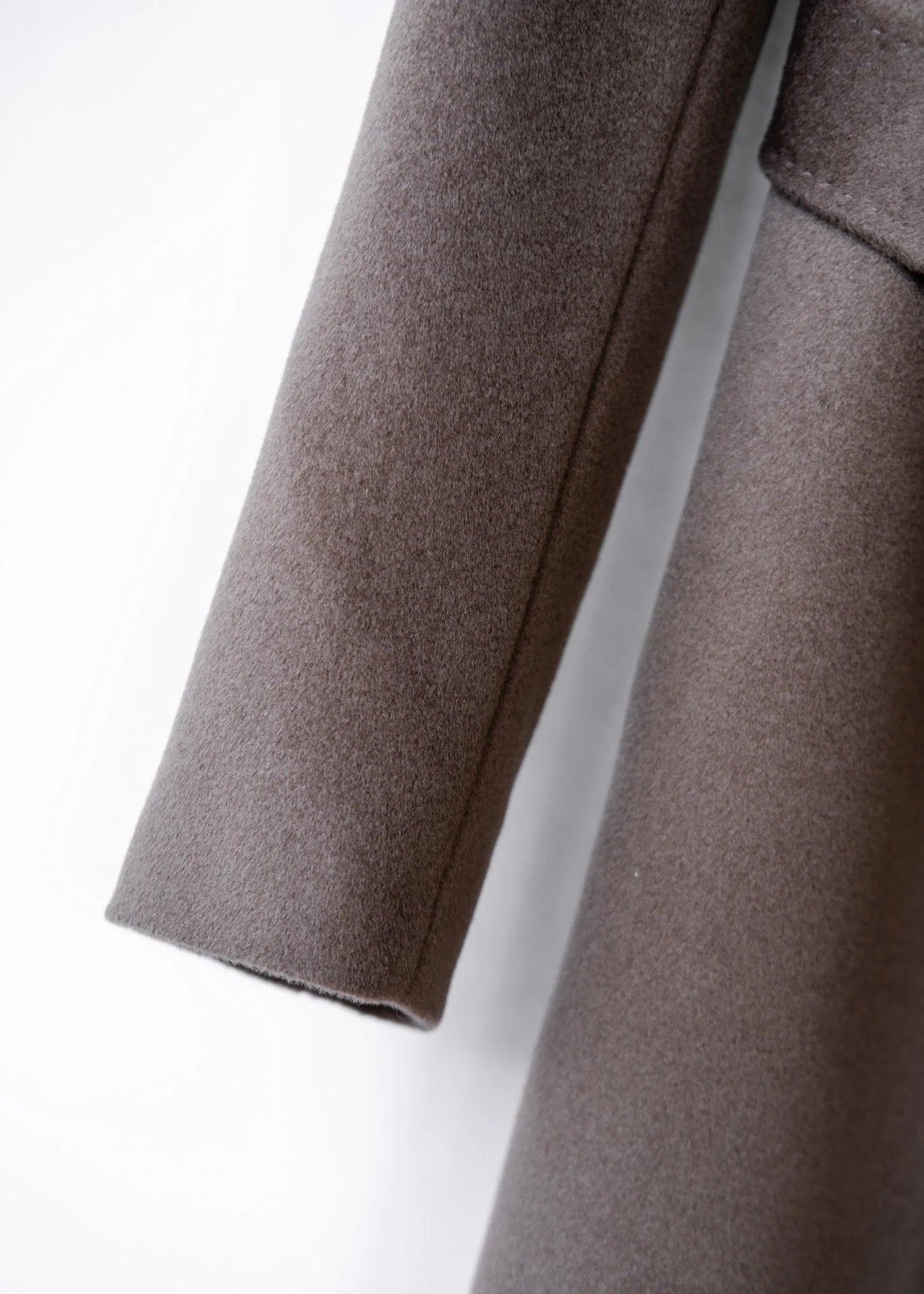 Langer Wollmantel mit Gürtel