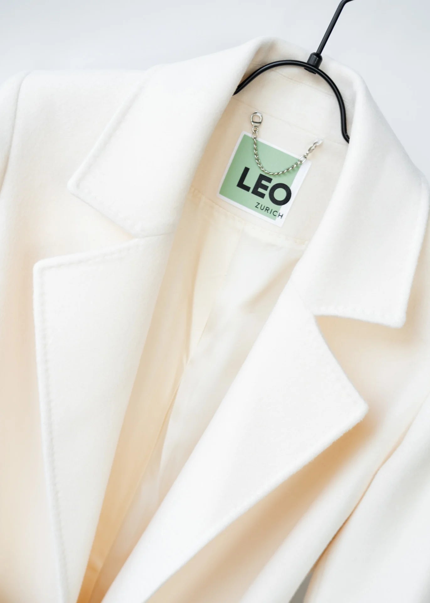 Langer Wollmantel mit Gürtel